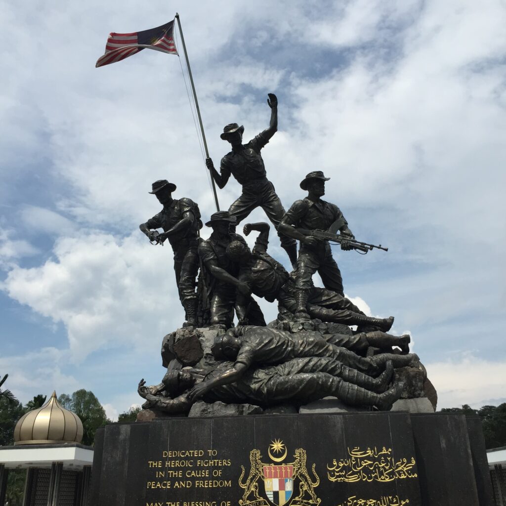 マレーシア独立戦争で勝ち取った兵士とマレーシアの国旗