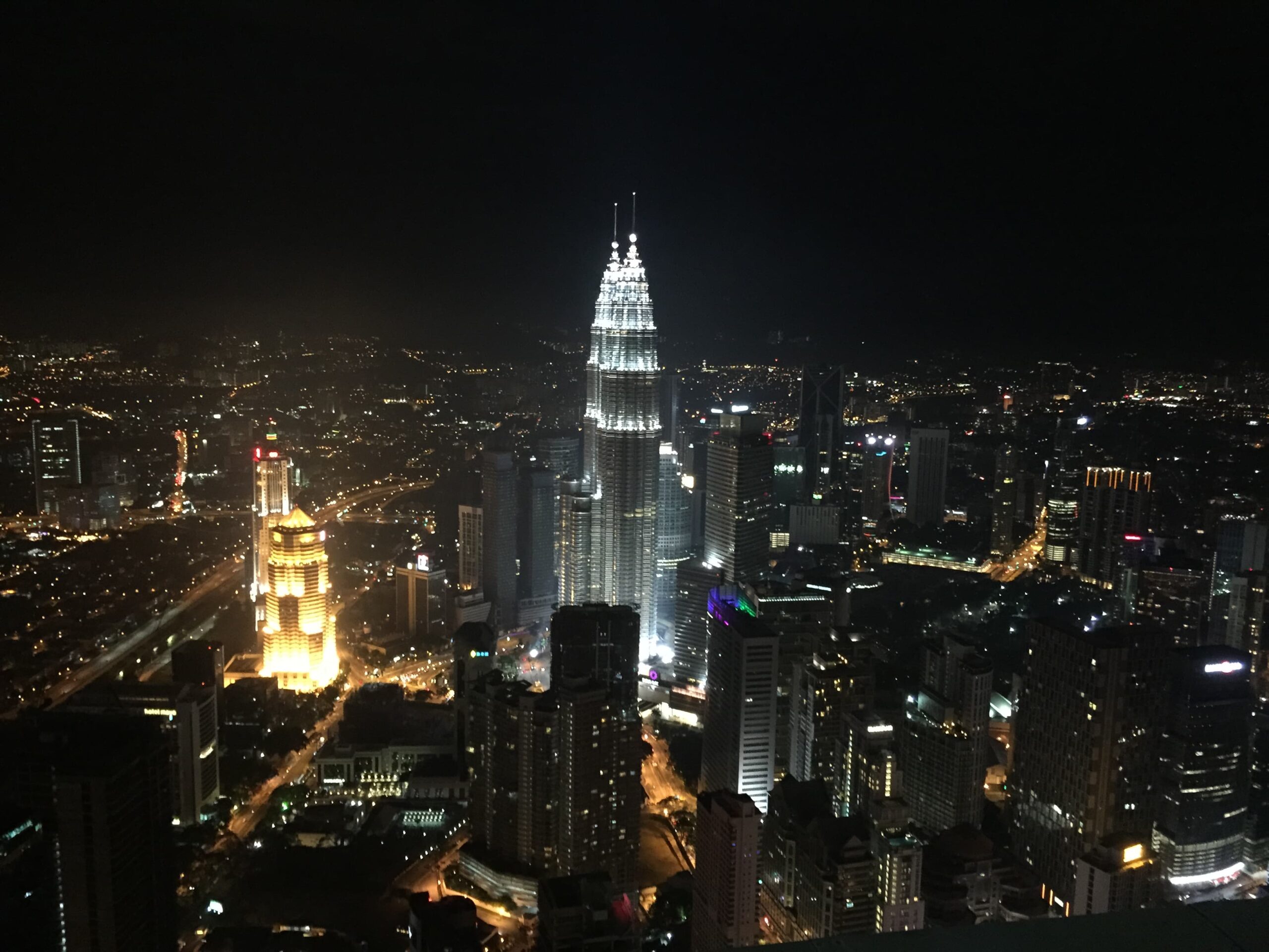 夜のKLタワーの頂上からの景色